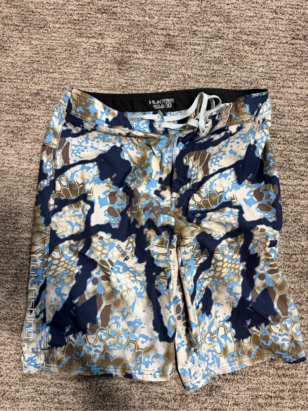 Huk Camo Performance Board Shorts in Blue and Tan size 30